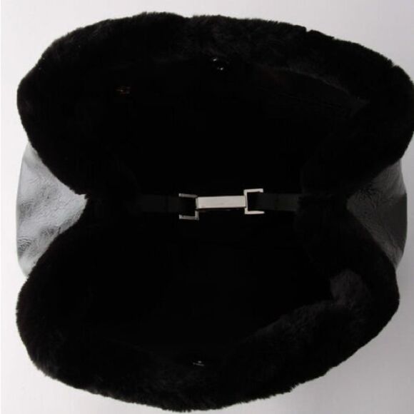 LAURA DI MAGGIO patent crinkled and Shearling hand bag Black color. - Picture 9 of 12